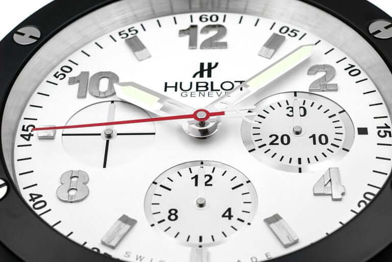 Horloge Murale Hublot Cadran Blanc – Élégance Contrastée & Performance 🕰️⚪🖤